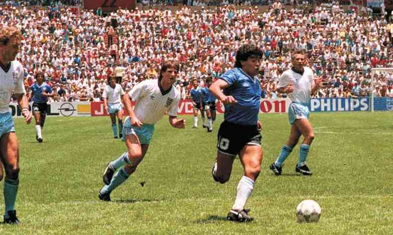 Argentina x Inglaterra, Copa de 1986: Maradona fez um gol de mo e outro considerado o mais bonito de todos os Mundiais(foto: fotos afp)