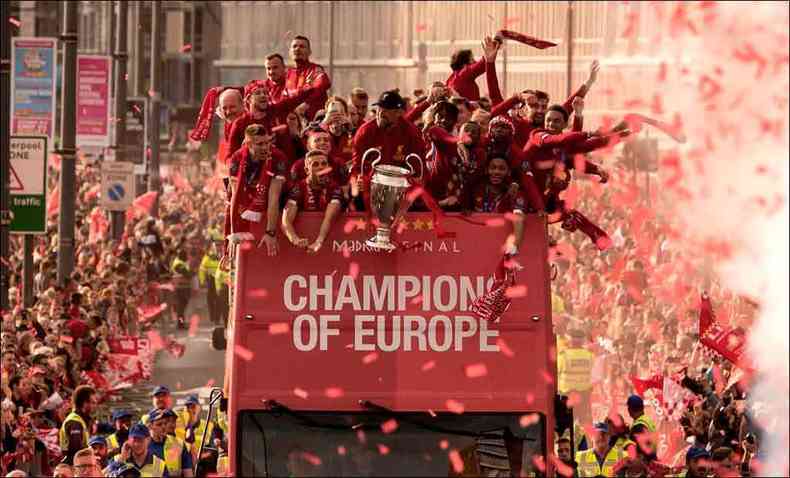Ruas de Liverpool foram pintadas de vermelho para o desfile do time com a taa da Liga dos Campees(foto: OLI SCARFF/AFP)