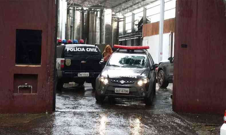 Movimentao policial na sede da Backer, que fica no Bairro Olhos D'gua(foto: Paulo Filgueiras/EM/DA Press)