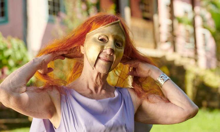 Atriz Helena Ignez usa mscara em cena do filme Natureza morta
