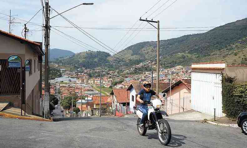 Na cidade mineira de vias ngremes, populao tem mais identificao com a capital paulista (foto: Tulio Santos/EM/D.A Press)