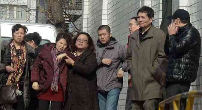 Parentes de passageiros chineses do voo MH370 se renem em um hotel em Pequim  espera de notcias sobre as buscas ao avio(foto: STR)