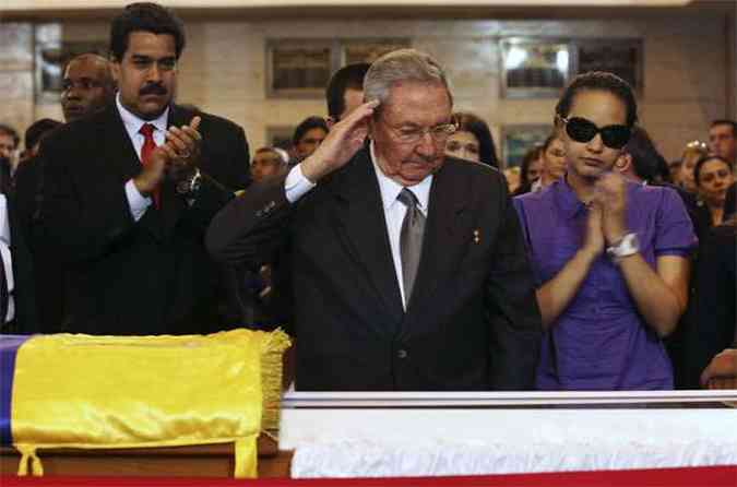 O presidente de Cuba, Ral Castro, ao lado de Nicols Maduro, presidente interino da Venezuela(foto: REUTERS/Miraflores Palace/Handout)