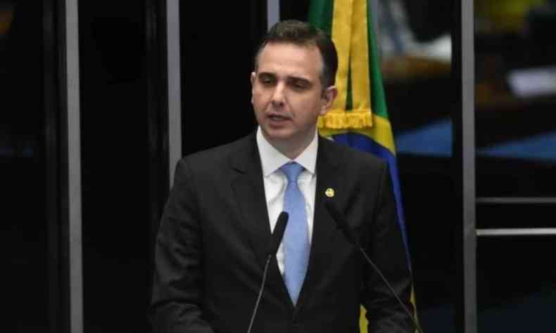 Rodrigo Pacheco na Plenria do Senado. Ele  um homem branco, de cabelos pretos e usa terno. 