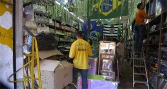 A maioria dos empres�rios acreditra em aumento de vendas, mas a tradicional decora��o ser� feita �s v�speras do campeonato(foto: Beto Magalhaes/EM/D.A Press)