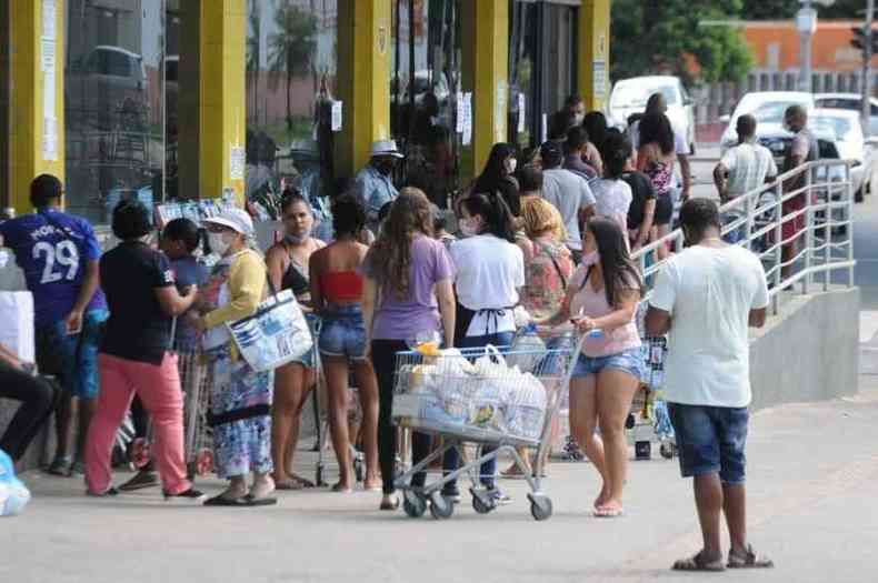 Clientes se aglomeraram em fila com restrio de lotao em supermercado(foto: Juarez Rodrigues/EM/D.A.Press)