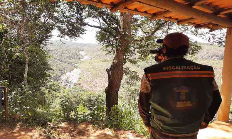 Fiscais e Polcia Militar esto indo s cachoeiras para cumprir decreto que probe as aglomeraes nestes locais(foto: Prefeitura Baro de Cocais/Divulgao)