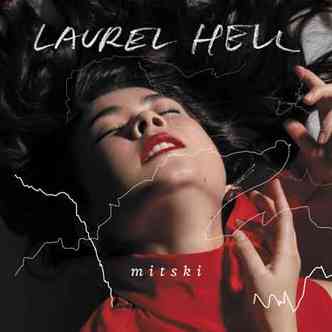A cantora Mitski posa de olhos fechados, com o rosto reclinado, na capa do disco Laurel hell 