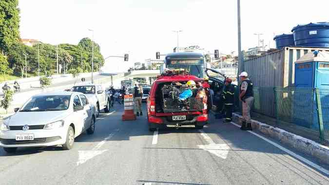 Bombeiros foram chamados para socorrer vtima de acidente com Move e carro na Avenida Antnio Carlos, Regio Noroeste de BHEdsio Ferreira/EM/DA Press