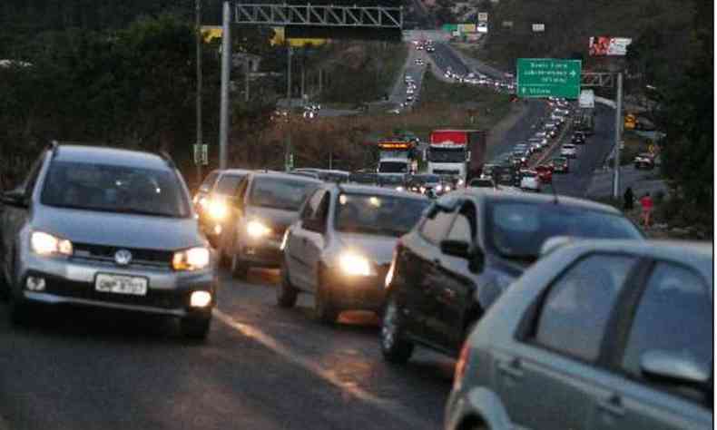 Na foto, fluxo de veculos na rodovia BR-381, sentido Belo Horizonte, uma das principais que cortam Minas Gerais(foto: Tlio Santos/EM/D.A Press)