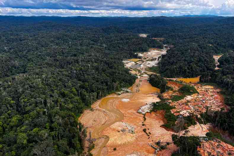 Foto area mostra garimpo ilegal durante operao do Ibama contra o desmatamento em territrio Yanomami na Amaznia