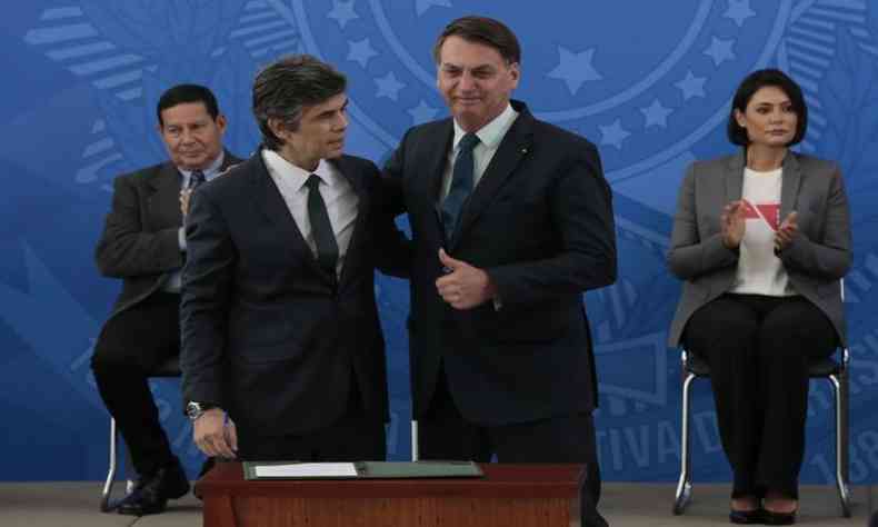 O ministro da Sade, Nelson Teich, e o presidente da Repblica, Jair Bolsonaro, durante solenidade de posse no Palcio do Planalto (foto: Marcello Casal JR/Agncia Brasil)