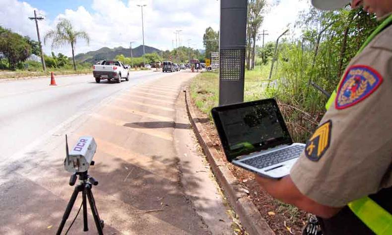 O radar móvel pode ser deslocado para diferentes pontos da estrada, mas às vezes fica escondido da visão do motorista(foto: Edésio Ferreira/EM/D.A Press) O radar móvel pode ser deslocado para diferentes pontos da estrada, mas às vezes fica escondido da visão do motorista(foto: Edésio Ferreira/EM/D.A Press)