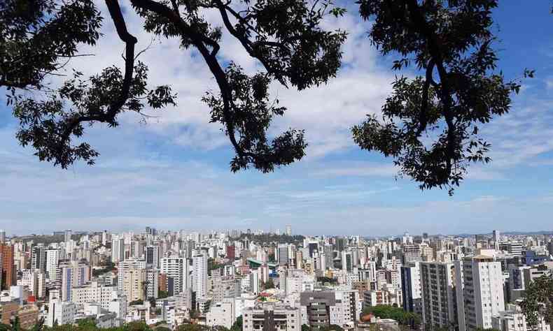 Cu claro na regio do Mangabeiras, em BH, com poucas nuvens