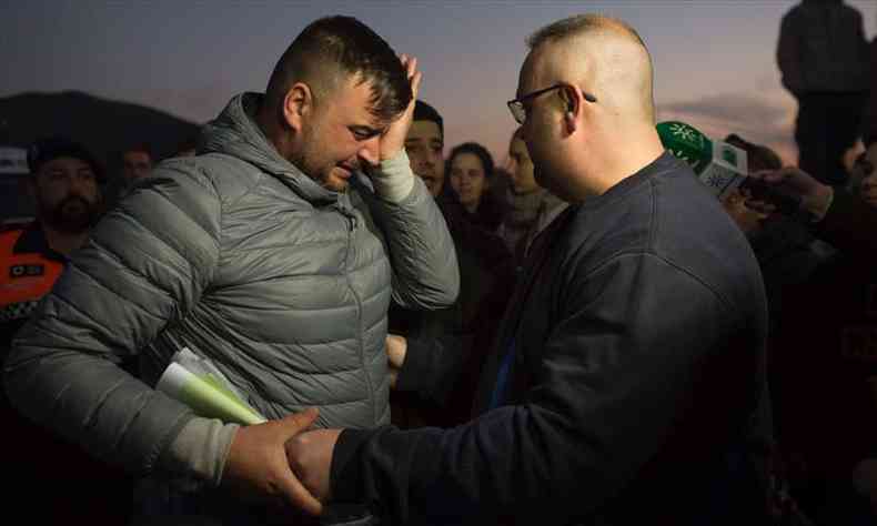 Jose Rosell, pai de Julen, chora ao saber das dificuldades no resgate de seu filho(foto: Jorge Guerrero/AFP)