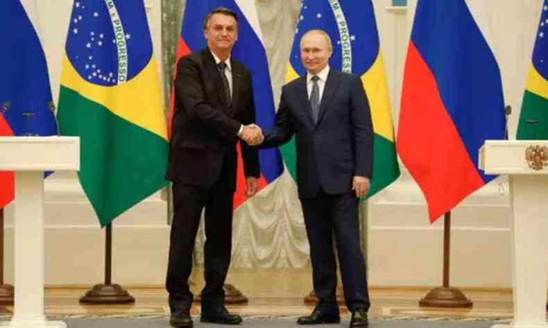 Jair Bolsonaro cumprimenta Vladimir Putin em visita  Rssia