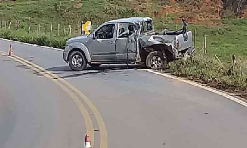 Carro do prefeito de Ritpolis ficou parcialmente destrudo(foto: Corpo de Bombeiros/Divulgao)