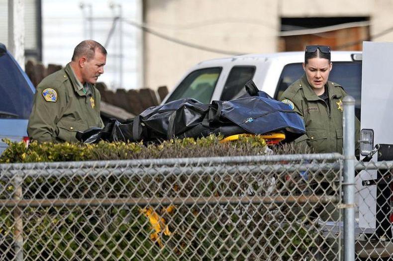 (foto: Getty Images) policiais levando corpo coberto