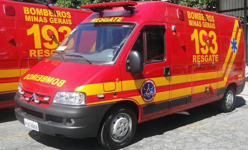 Homem afirmou ter entrado no leito do Rio Arruda para fugir de perseguição(foto: CBMMG/Reprodução) Foto ilustrativa de ambulância do Corpo de Bombeiros Militar de Minas Gerais