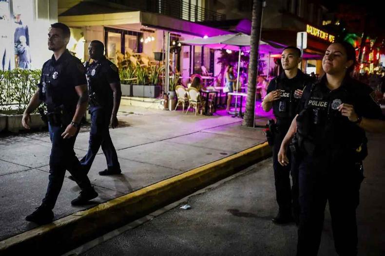 Policiais caminham por ruas de Miami