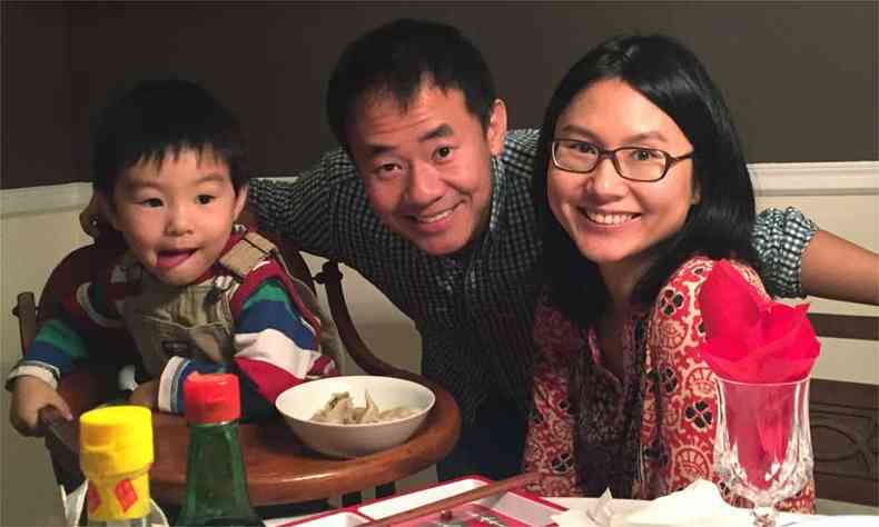 Foto divulgada pela Universidade de Princeton mostra Xiyue Wang com sua esposa e filho antes de ser detido no Ir em agosto de 2016(foto: Hua Qu / Universidade de Princeton / AFP)