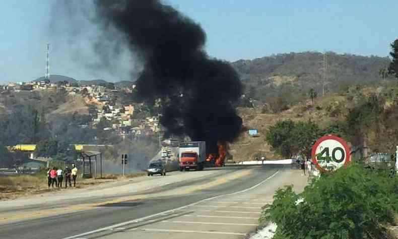 Carreta em chamas na BR-381, em Sabar (foto: Carlos Altman/EM)