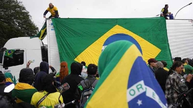 Dez pessoas ficaram feridas, duas delas em estado grave, após atropelamento em ato contra resultado das eleições na cidade de Mirassol, em SP(foto: Reuters) Manifestantes em rodovia interditada no interior de SP