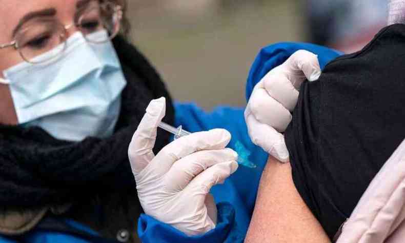 Nos Estados Unidos, 12% da populao j recebeu pelo menos uma dose da vacina (foto: Johan NILSSON / TT NEWS AGENCY / AFP)