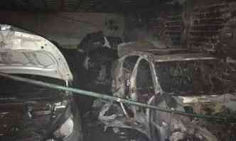 Cinco carros foram atingidos pelo fogo(foto: Reproduo Whatsapp )