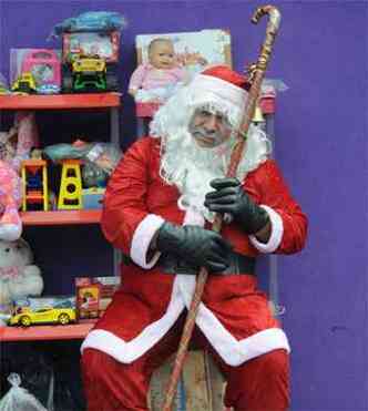Mrio de Assis se veste de Papai Noel h 20 anos(foto: Beto Novaes/ EM/D.A.Press - 10/12/2013)