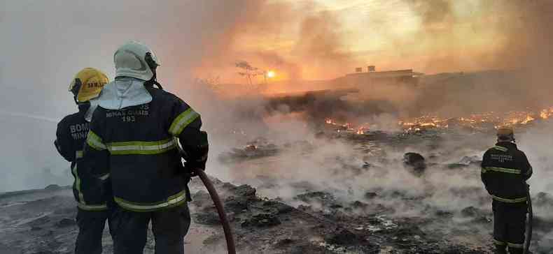 Bombeiros estimam que conseguiro controlar o fogo por volta de meia-noite(foto: CBMG/Divulgao)