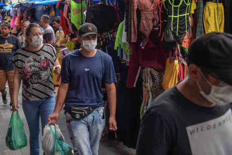 A pandemia de coronavrus fez crescer o consumo por produtos como mscaras e alcol gel(foto: Nelson Almeida/AFP)