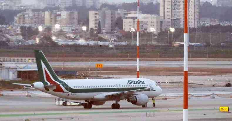 Avio da Alitalia no Aeroporto Ben Gurion, em Israel. Passageiros e tripulantes foram impedidos de desembarcar por temor do COVID-19(foto: Jack Guez/AFP)