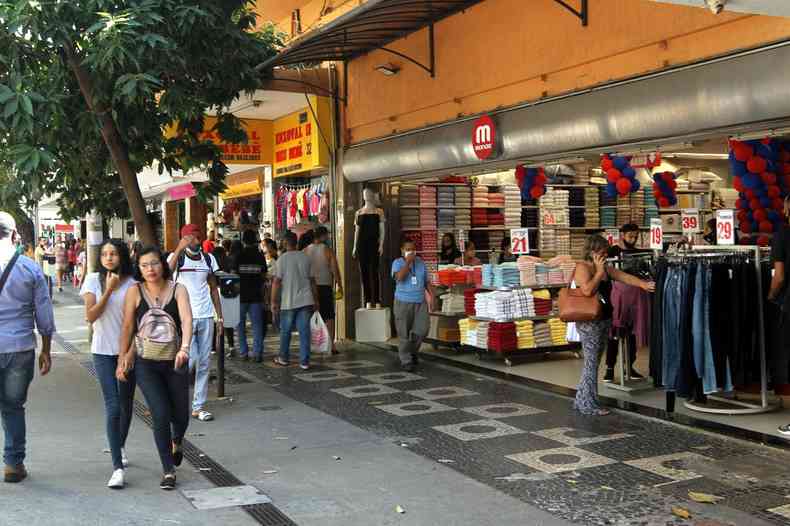pessoal passam em frente a lojas de Belo Horizonte