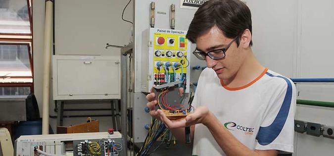 Bruce Morrow, do Coltec, está no 3º ano de eletrônica e teve boa nota no Enem: Bruce Morrow, do Coltec, está no 3º ano de eletrônica e teve boa nota no Enem: