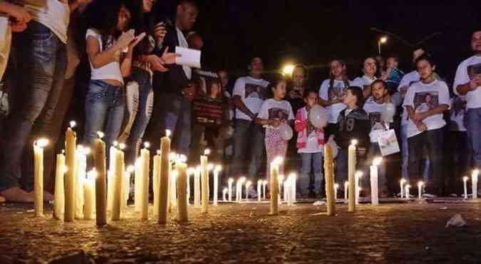 Velas e cartazes foram deixados sobre a pista da Avenida Pedro I (foto: Marcos Vieira/EM/D.A.Press)