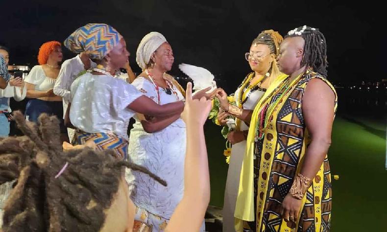 O Memorial do Povo Negro em BH foi escolhido por Larissa e Kelma para celebrar sua união(foto: Arquivo pessoal) Registro do casamento de Larissa e Kelma, duas mulheres negras, celebrado no Memorial do povo Negro