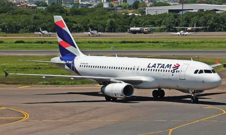 Piloto passou mal durante voo e morre depois do pouso de emergência(foto: Rafael Luiz Canossa/Wikimedia Commons) avião em terra