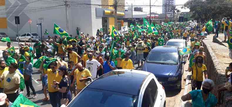 Manifestao pr-Bolsonaro aconteceu na Avenida Sanitria, em Montes Claros