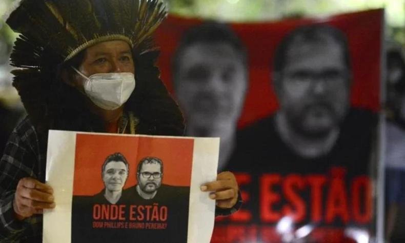 ind�gena segurando cartaz dos desaparecidos