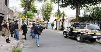 A percia compareceu ao local onde aconteceu o crime para tentar encontrar indcios que possam levar at os criminosos(foto: Euler Campos/EM/D.A.Press)