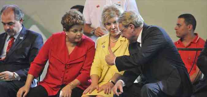 Lacerda conversa com Dilma durante o evento do Pronatec, na Serraria Souza Pinto(foto: Juarez Rodrigues/EM/D.A Press)