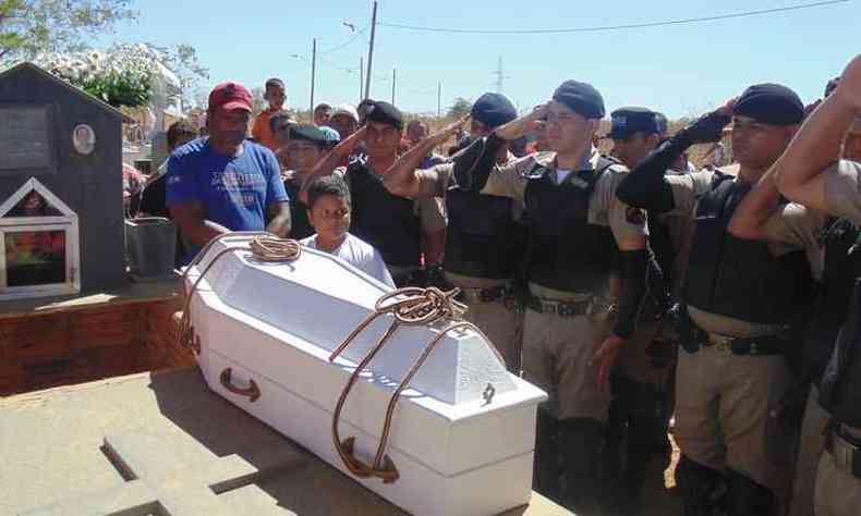 O enterro do garoto morto em consequncia do incndio foi marcado pela presena de policiais militares, que tinham a admirao de Mateus(foto: Luiz Ribeiro/EM/D.A PRESS)