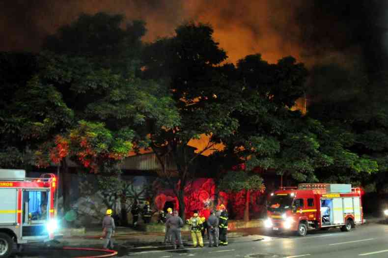 Corpo de Bombeiros deslocou cinco viaturas para o local devido  grande proporo do incndio(foto: Tlio Santos/EM/D. A Press)