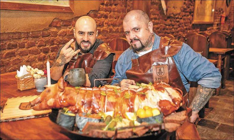 Igor Escobar e Kiki Ferrari a forja taverna medieval