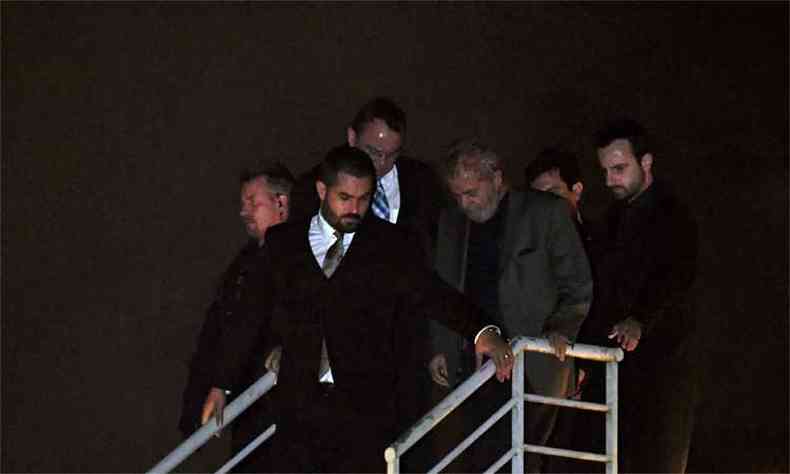 Lula chegando  sede da Polcia Federal, em Curitiba, onde est preso desde o ltimo dia 7 e abril(foto: Mauro Pimentel)