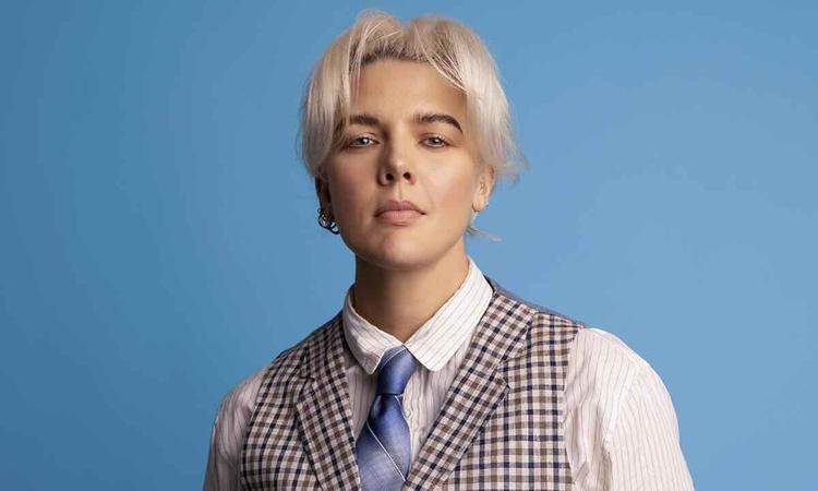 Cantora australiana Betty Who olha para a cmera
