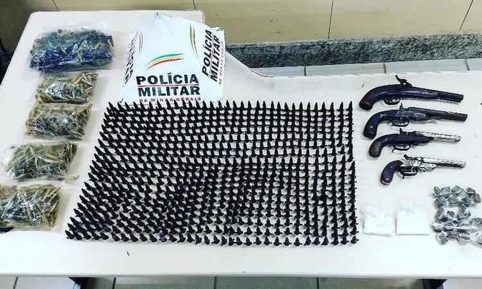 Militares do Gepar fecharam o cerco em boca fumo e investida levou apreensão de drogas(foto: Polícia Militar/Divulgação) Militares do Gepar fecharam o cerco em boca fumo e investida levou apreensão de drogas(foto: Polícia Militar/Divulgação)