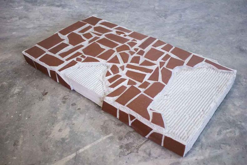 Obra da artista plstica Ana Hortides  feita de piso de caquinhos, tradio das casas de periferia