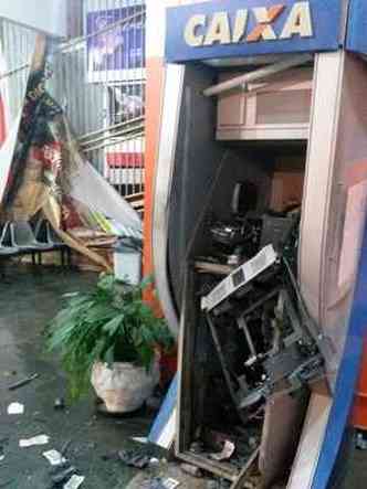Caixa ficou destrudo e bandidos levaram gaveta com dinheiro(foto: Divulgao)